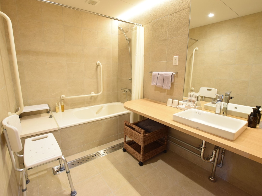 スタンダード [西館]ユニバーサルルーム (61㎡) バスルーム0 | 第一滝本館