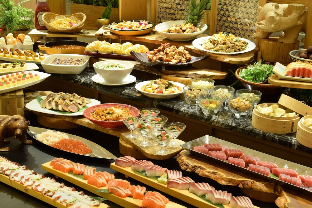 スタンダード [西館] 和室 (26㎡～/8畳～) ／ビュッフェ夕・朝食付 客室内のダイニングエリア1 | 第一滝本館