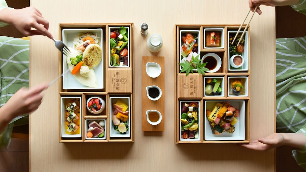 プレミアム [西館] 特別室 温泉露天風呂付 (61㎡)／会席膳・和朝食付 客室内のダイニングエリア1 | 第一滝本館