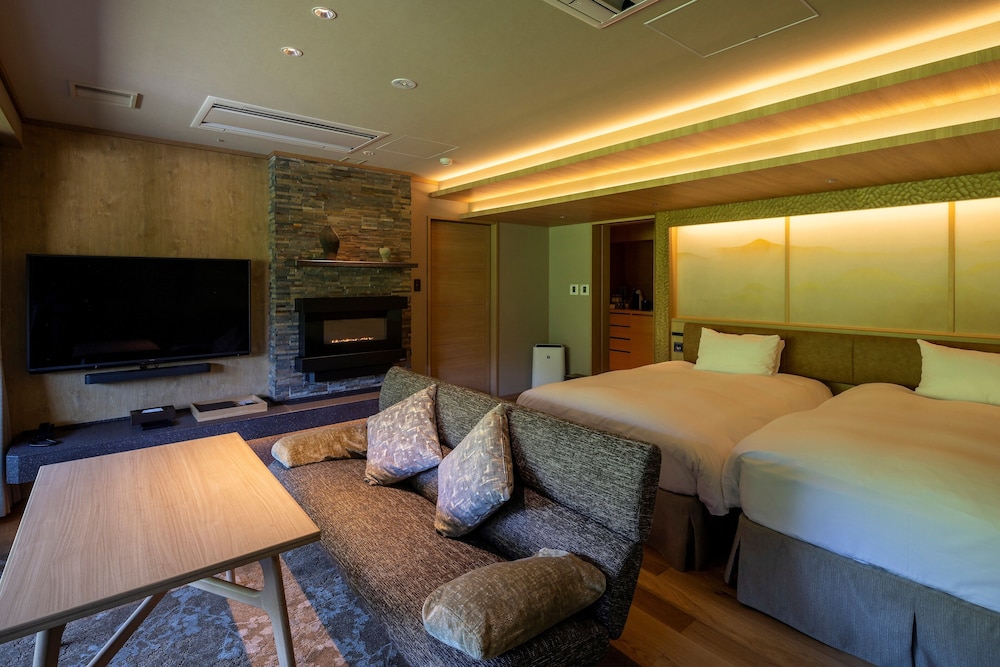 プレミアム [西館] 特別室 温泉露天風呂付 (61㎡)／会席膳・和朝食付 | 第一滝本館