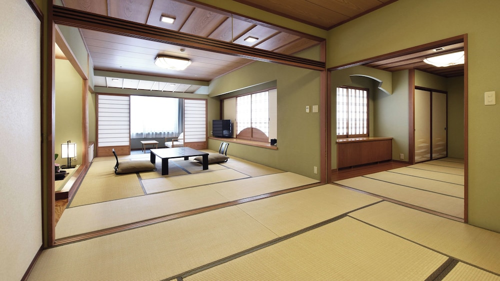 プレミアム [本館] 準特別室 (78㎡/12畳+8畳) ／ビュッフェ夕・朝食付 | 第一滝本館