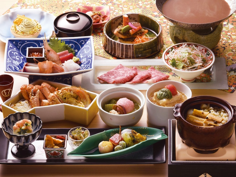 スタンダード [西館] 和室 (26㎡～/8畳～) ／会席膳・和朝食付 客室内のダイニングエリア1 | 第一滝本館