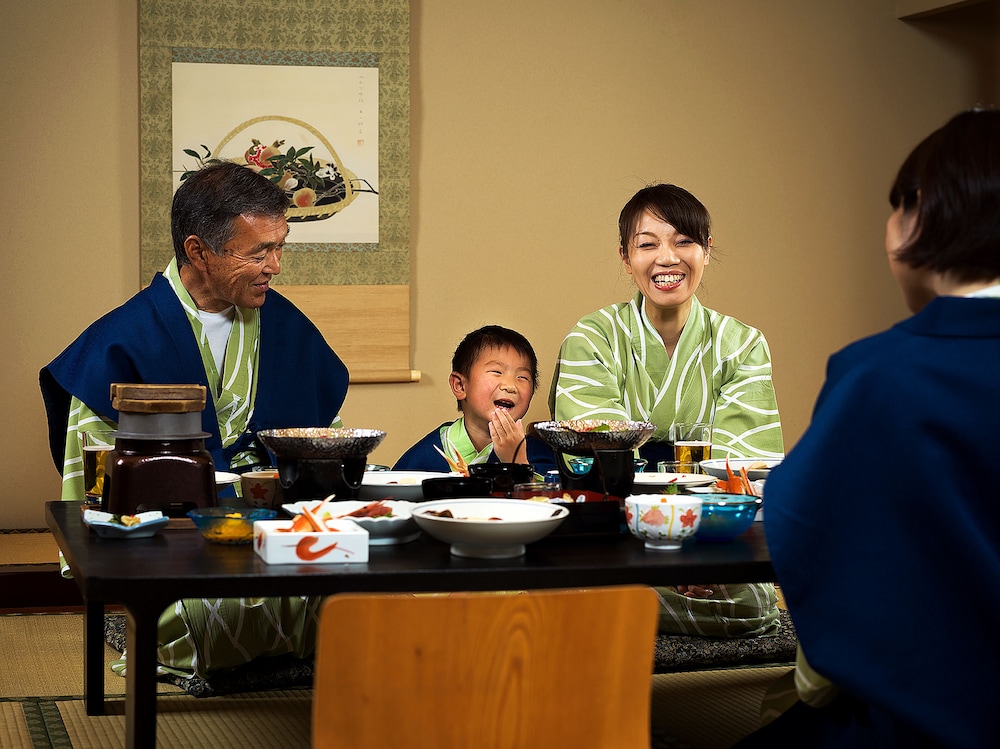 デラックス [本館] 和室 (40㎡～/10畳～) ／部屋食会席膳・和朝食付 旅館のお食事処0 | 第一滝本館