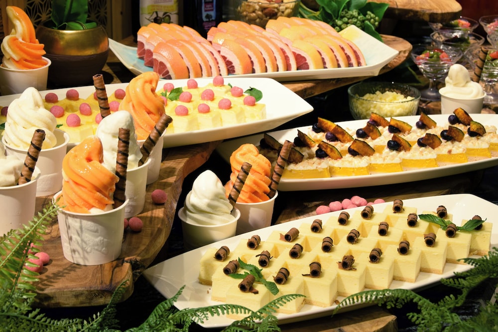 スタンダード [西館] 和室 (26㎡～/8畳～) ／ビュッフェ夕・朝食付 客室内のダイニングエリア0 | 第一滝本館