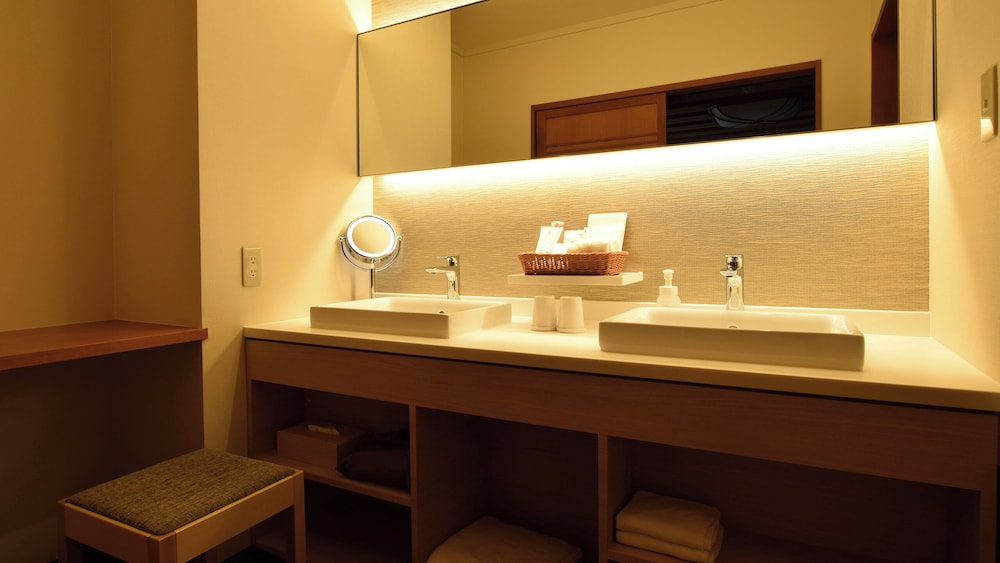 プレミアム [本館] 準特別室 (78㎡/12畳+8畳) ／ビュッフェ夕・朝食付 客室2 | 第一滝本館