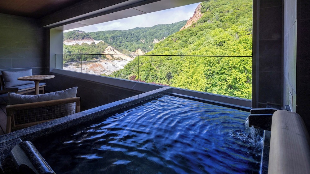 プレミアム [西館] 特別室 温泉露天風呂付 (61㎡)／会席膳・和朝食付 バスルーム0 | 第一滝本館