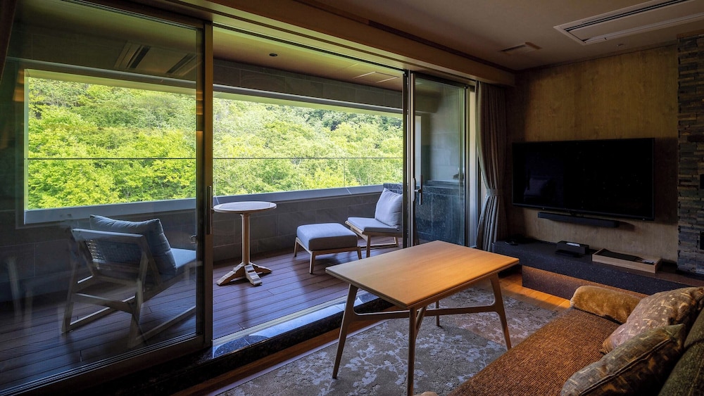 プレミアム [西館] 特別室 温泉露天風呂付 (61㎡)／会席膳・和朝食付 客室2 | 第一滝本館