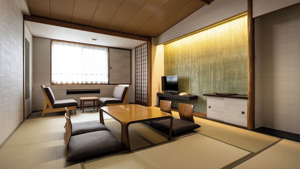 スーペリア [南館] 和室 (26㎡/10畳) ／会席膳・和朝食付 | 第一滝本館