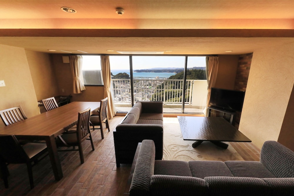 [禁煙] スーペリアルーム (ベッド4台)/オーシャンビュー 客室1 | 勝浦ヒルトップホテル＆レジデンス