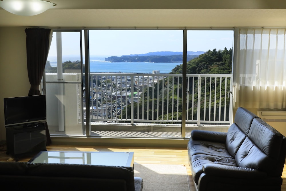 [禁煙] 洋室 (ベッド4台)/オーシャンビュー 客室7 | 勝浦ヒルトップホテル＆レジデンス