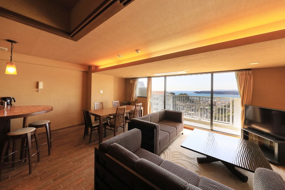 [禁煙] スーペリアルーム (ベッド4台)/オーシャンビュー 客室2 | 勝浦ヒルトップホテル＆レジデンス