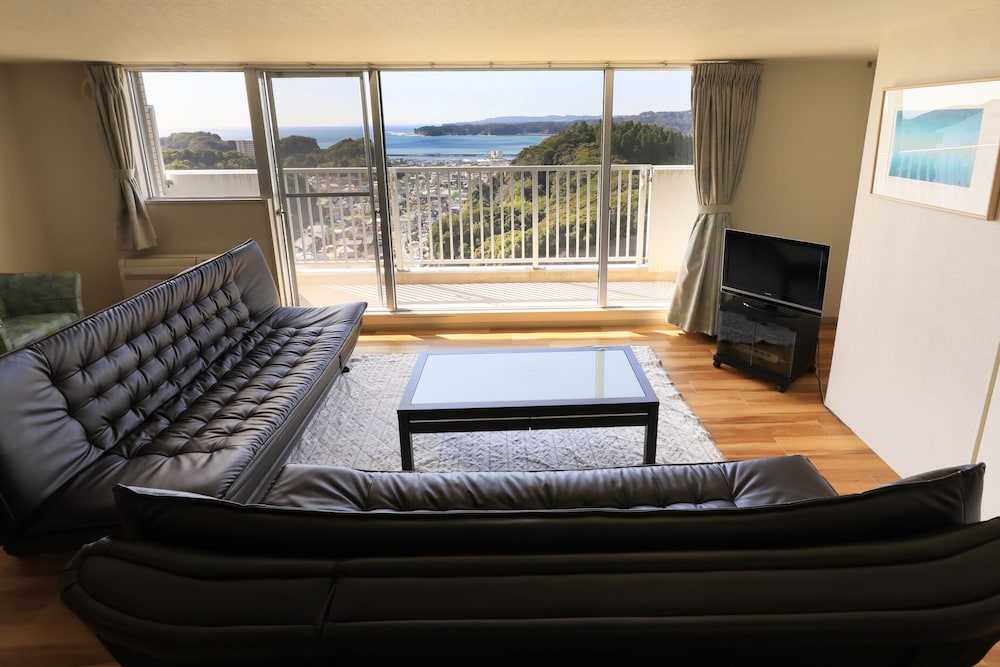 [禁煙] 洋室 (ベッド2台+ソファーベッド2台)/オーシャンビュー 客室2 | 勝浦ヒルトップホテル＆レジデンス