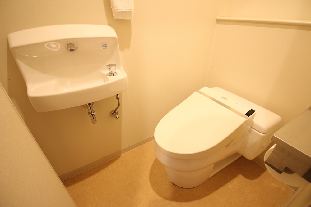 デラックス トリプルルーム（禁煙） バスルーム2 | ホテル法華クラブ大阪