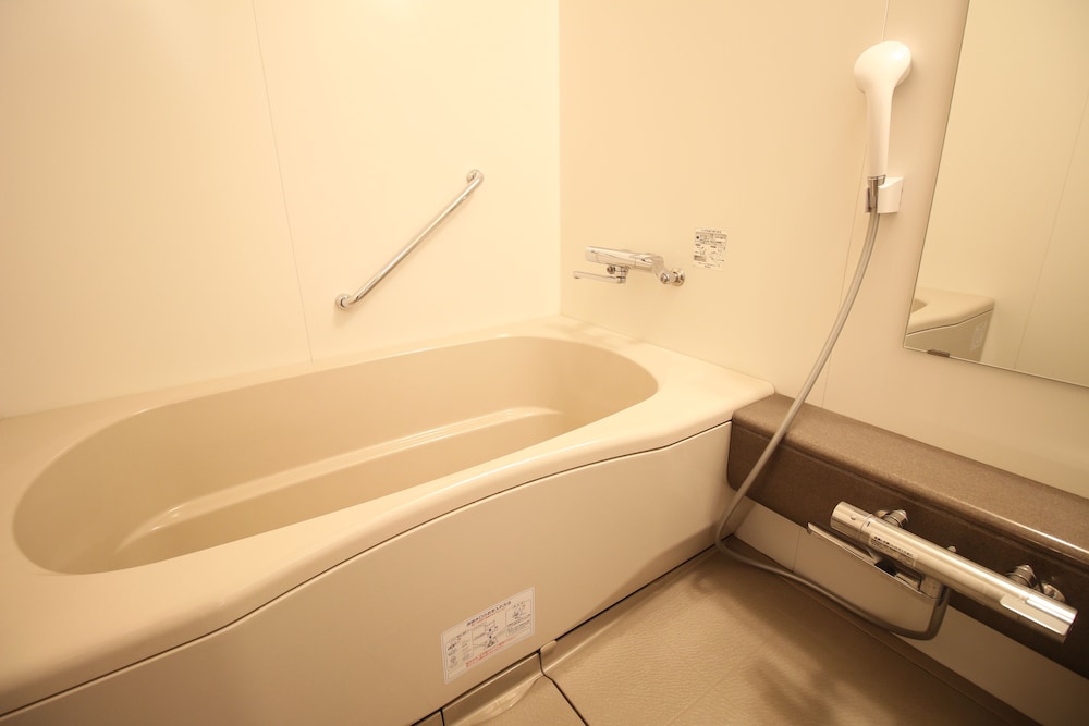 デラックス トリプルルーム（禁煙） バスルーム1 | ホテル法華クラブ大阪