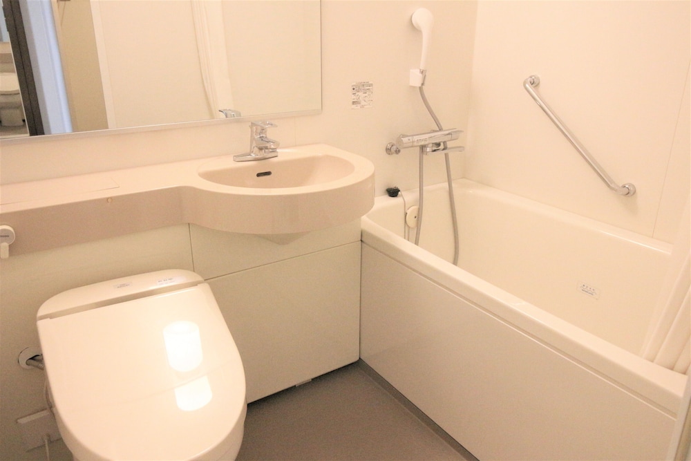 スタンダード ツインルーム ダブルベッド 2 台（禁煙） バスルーム0 | ホテル法華クラブ大阪