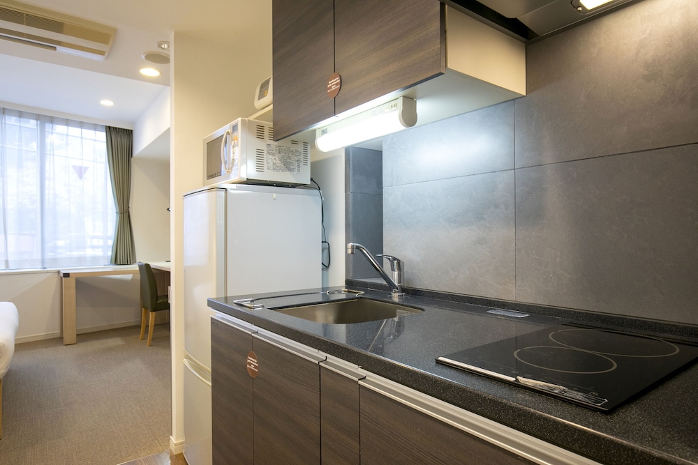 スイート ルーム キングベッド 1 台 喫煙可（電子タバコ専用）（3名利用の場合、エキストラベッド付） 専用キッチン4 | レジデンシャルホテル ビーコンテ浅草