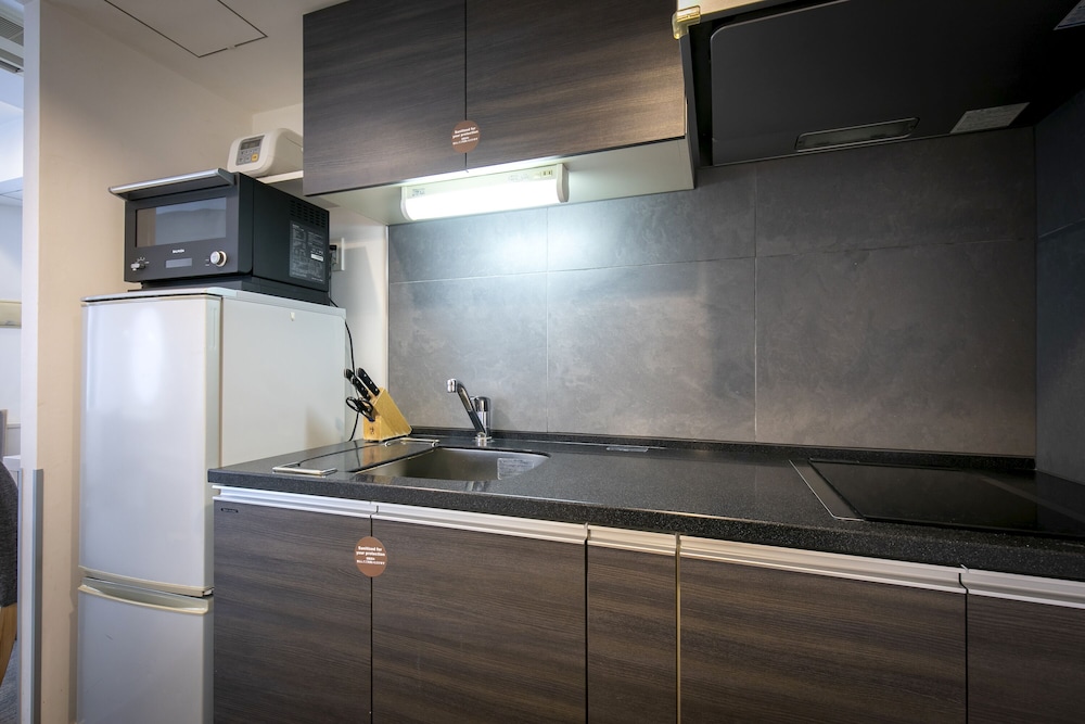 スイート ルーム キングベッド 1 台 喫煙可（電子タバコ専用）（3名利用の場合、エキストラベッド付） 専用キッチン2 | レジデンシャルホテル ビーコンテ浅草