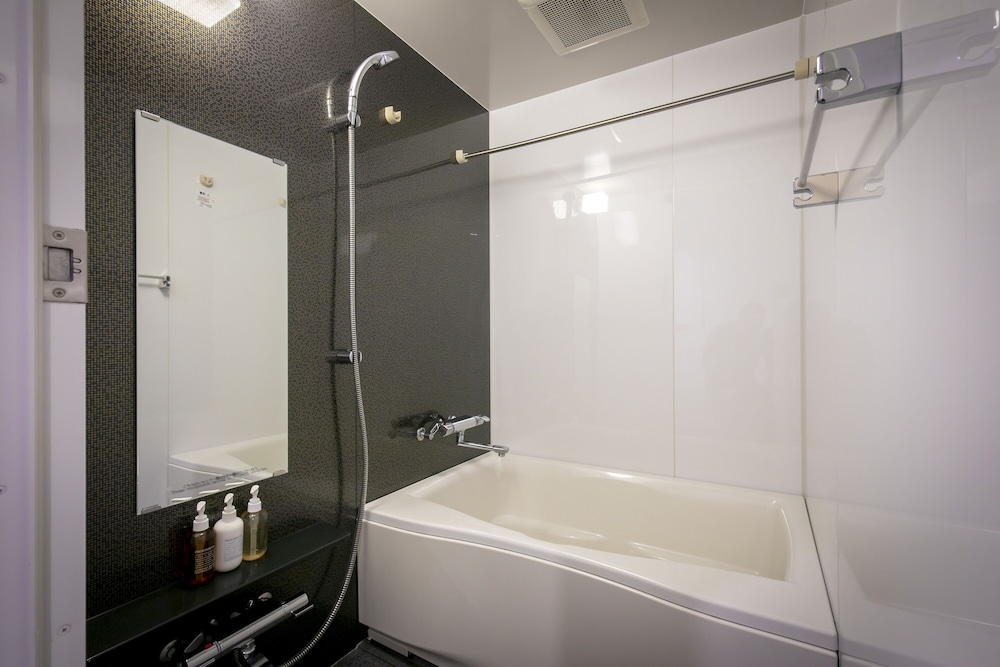 スイート ルーム キングベッド 1 台 喫煙可（電子タバコ専用）（3名利用の場合、エキストラベッド付） バスルーム5 | レジデンシャルホテル ビーコンテ浅草