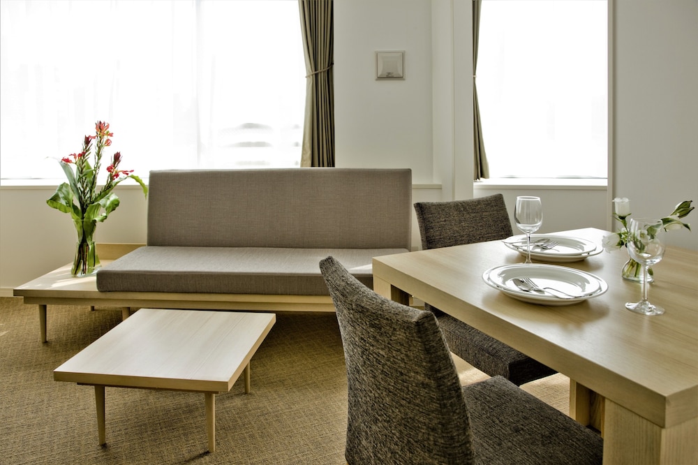 スイート ルーム キングベッド 1 台 喫煙可（電子タバコ専用）（3名利用の場合、エキストラベッド付） 客室内のダイニングエリア0 | レジデンシャルホテル ビーコンテ浅草