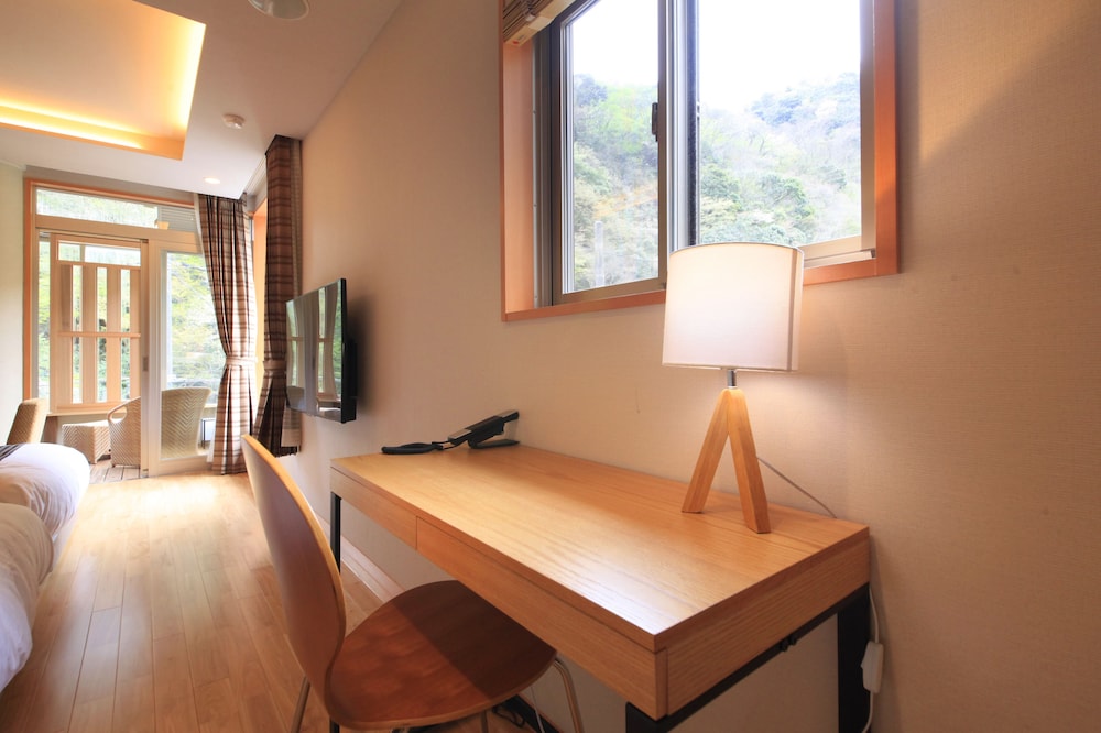 温泉内風呂付　泉遊-SENYU-　洋室ツイン　35平米 禁煙 客室1 | ホテルおかだ