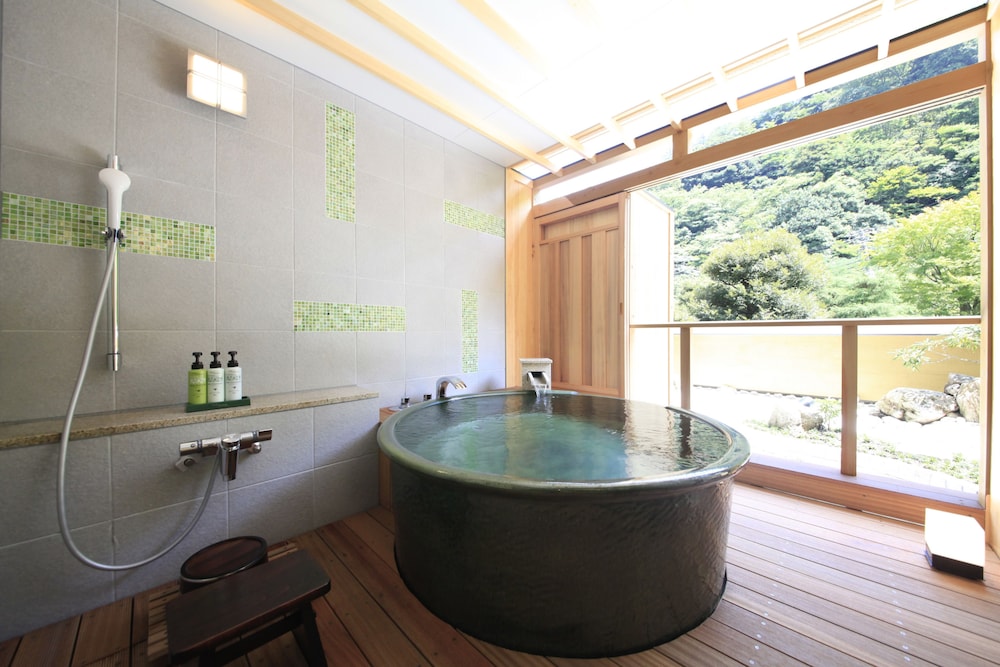 露天風呂付 粋彩-SUISAI- 和洋室 42平米 禁煙 バスルームのシャワー0 | ホテルおかだ