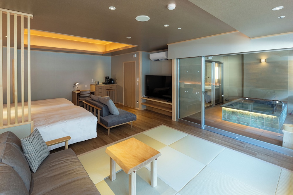 最上階 温泉露天風呂付 雅-MIYABI- 和洋室 64平米 禁煙 客室1 | ホテルおかだ