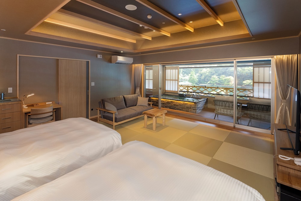 最上階 温泉露天風呂付 雅-MIYABI- 和洋室 64平米 禁煙 | ホテルおかだ