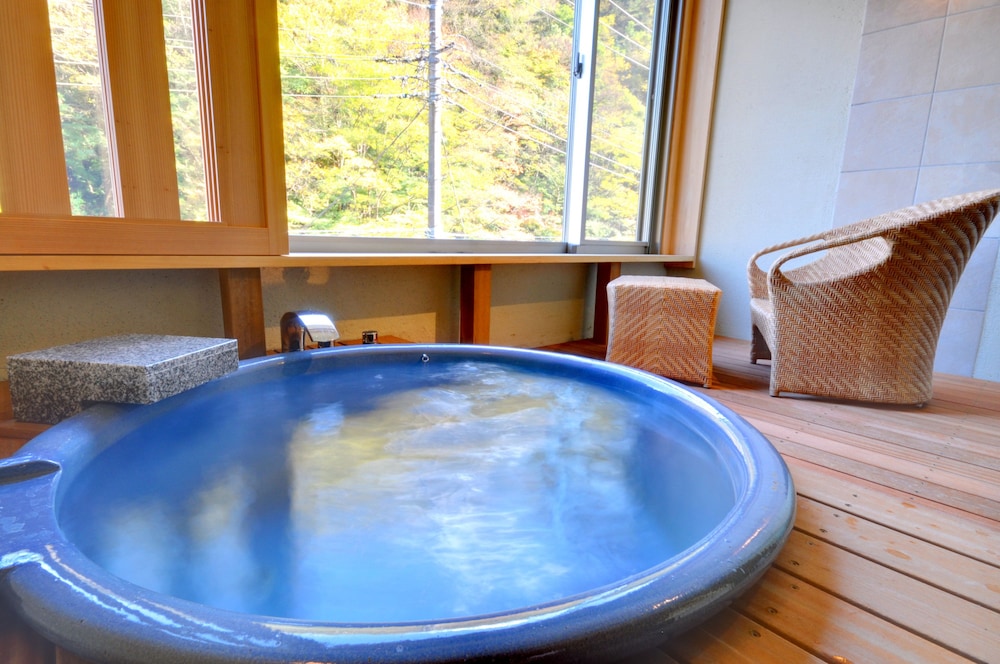 温泉内風呂付　泉遊-SENYU-　洋室ツイン　35平米 禁煙 バスルームのシンク0 | ホテルおかだ