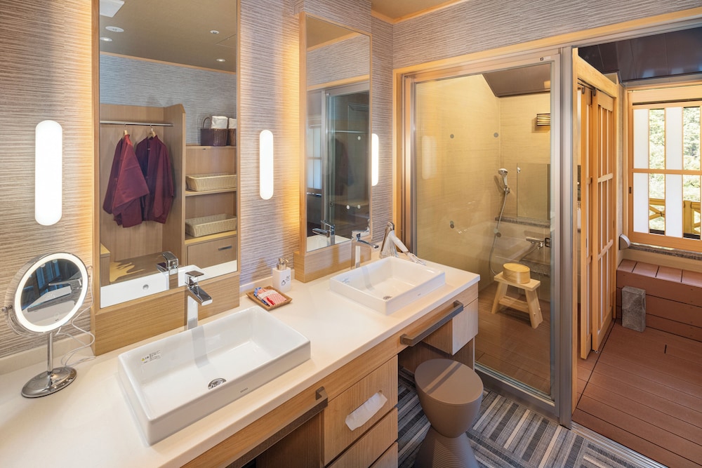 最上階 温泉露天風呂付 雅-MIYABI- 和洋室 64平米 禁煙 バスルーム2 | ホテルおかだ