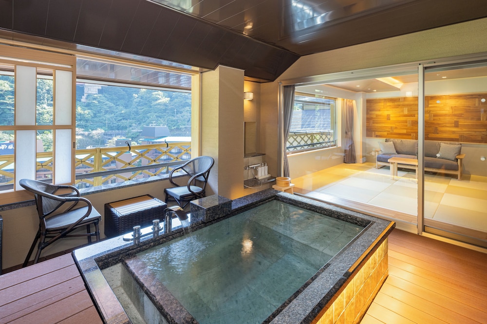 最上階 温泉露天風呂付 雅-MIYABI- 和洋室 64平米 禁煙 バスルーム1 | ホテルおかだ