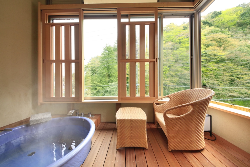 温泉内風呂付　泉遊-SENYU-　洋室ツイン　35平米 禁煙 部屋からの景観0 | ホテルおかだ