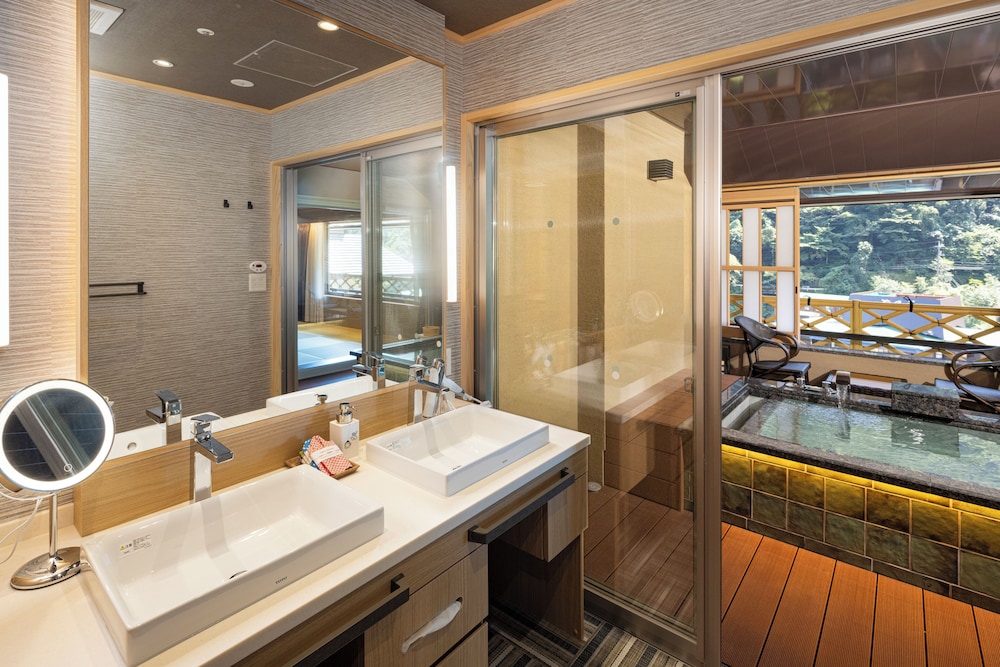 最上階 温泉露天風呂付 雅-MIYABI- 和洋室 64平米 禁煙 バスルーム3 | ホテルおかだ