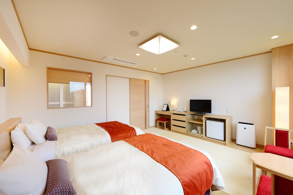 本館 和室+Bed 夕食ビュッフェ (禁煙) 3名定員 客室2 | WASHU BLUE RESORT 風籠～kasago～