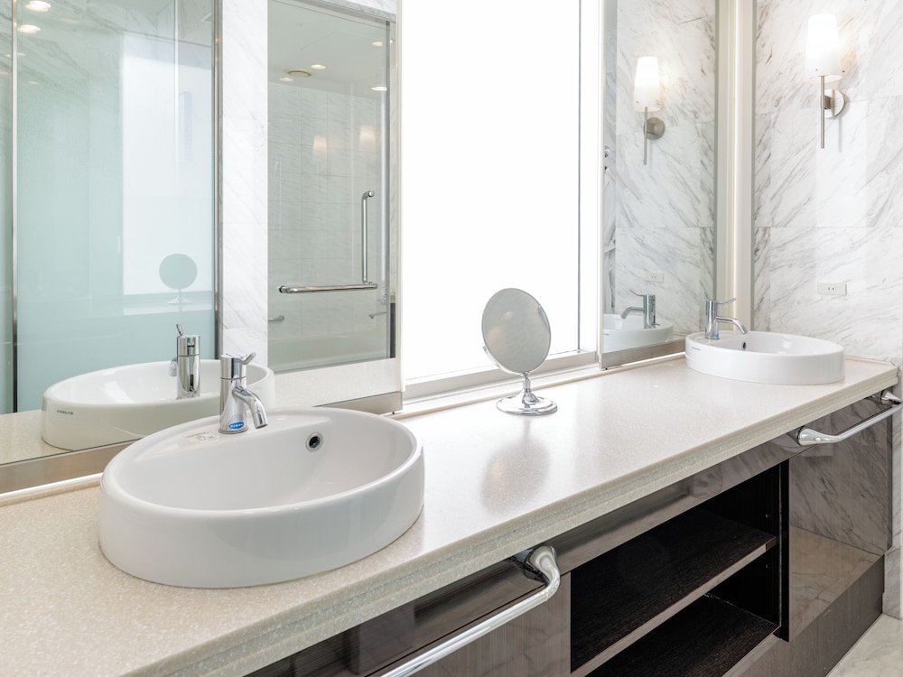 プレミアムツインルーム 禁煙 ※3名様でご利用時は、通常ベッド2台+エキストラベッド1台でのご用意となります。 バスルーム0 | ソラリア西鉄ホテル銀座