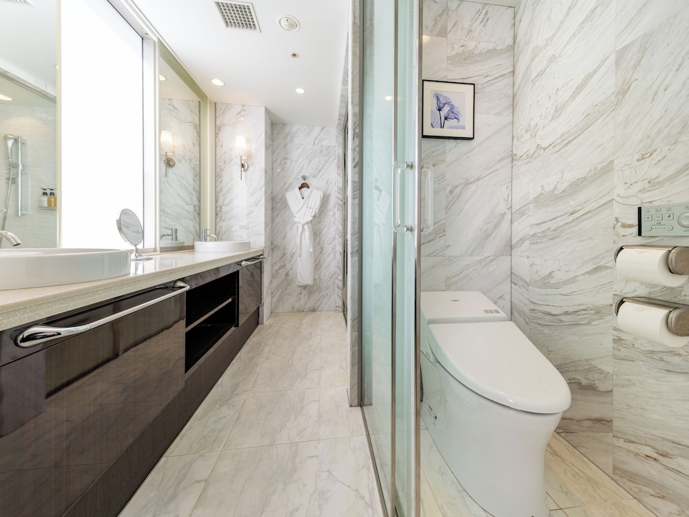 プレミアムツインルーム 禁煙 ※3名様でご利用時は、通常ベッド2台+エキストラベッド1台でのご用意となります。 バスルーム1 | ソラリア西鉄ホテル銀座