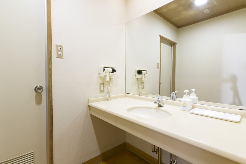 和室8畳　禁煙（共有大浴場・露天風呂) バスルームのシンク0 | 黒部観光ホテル