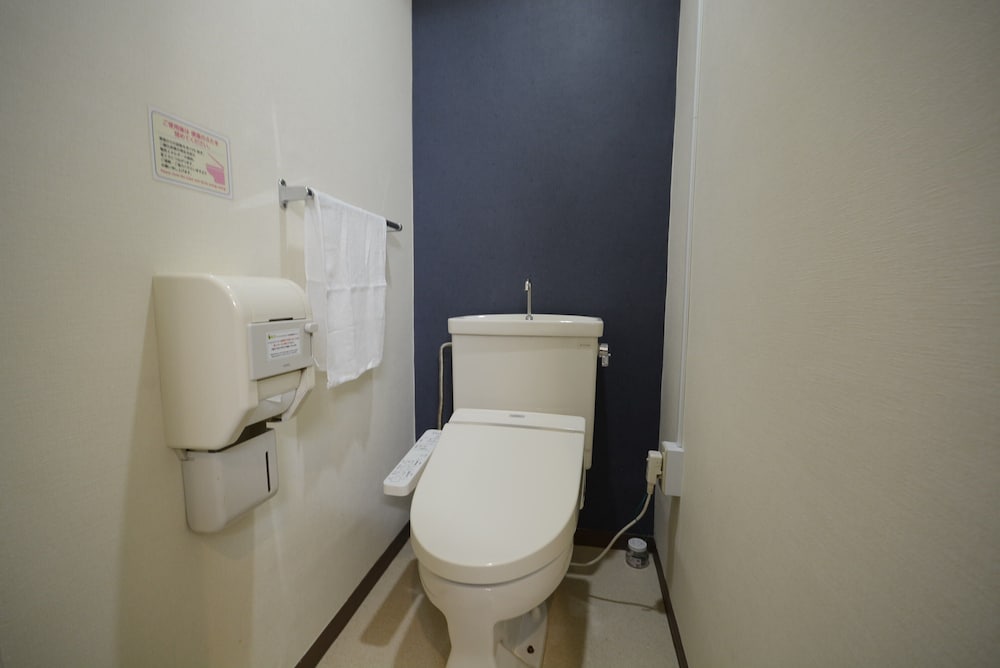 和室8畳　禁煙（共有大浴場・露天風呂) バスルームのシンク1 | 黒部観光ホテル