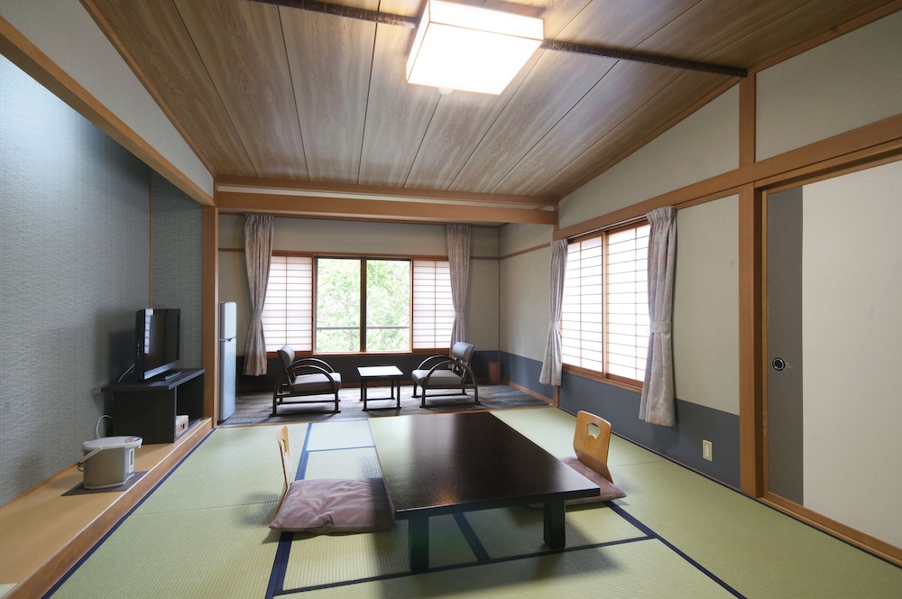 和室10畳　禁煙（共有大浴場・露天風呂) 客室3 | 黒部観光ホテル