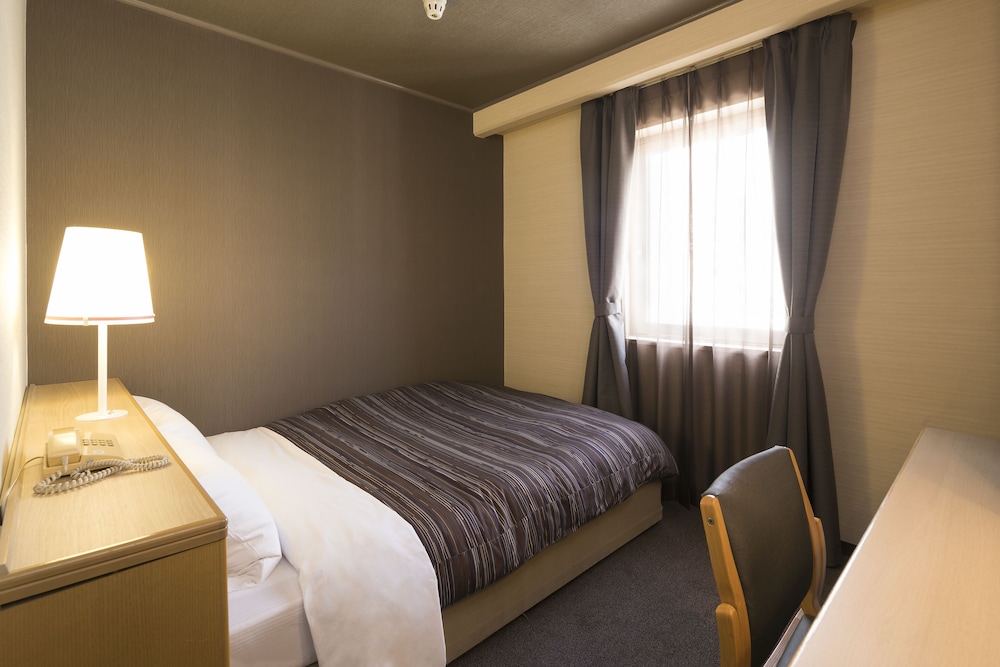エコノミー ダブルルーム ダブルベッド 1 台 喫煙可 客室1 | アークホテル岡山
