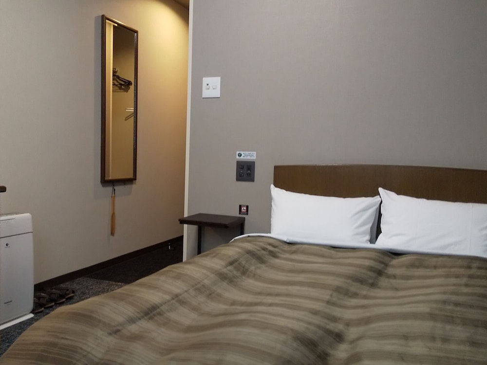 セミダブルルーム (喫煙) | ホテルルートイン津駅南 - 国道 23 号 -