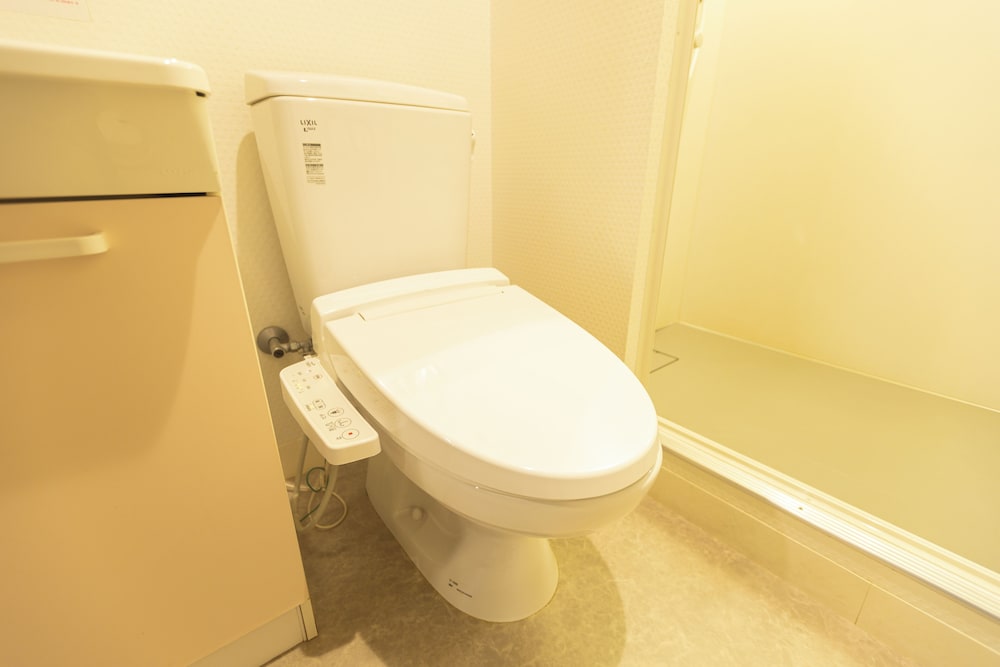 洋室 ５人部屋 禁煙 (ホテルの１階にございます）(お子様(6-11歳)の添い寝料金は1名1泊1500円となります) 客室4 | Miro Hotel 道頓堀