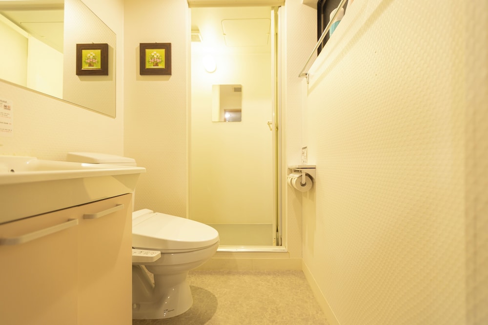 洋室 ５人部屋 禁煙 (ホテルの１階にございます）(お子様(6-11歳)の添い寝料金は1名1泊1500円となります) 客室6 | Miro Hotel 道頓堀