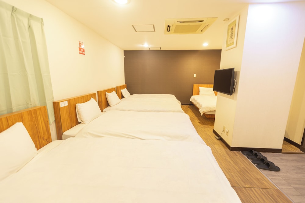 洋室 ５人部屋 禁煙 (ホテルの１階にございます）(お子様(6-11歳)の添い寝料金は1名1泊1500円となります) 客室11 | Miro Hotel 道頓堀