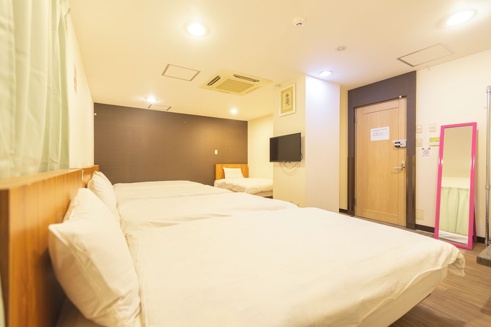 洋室 ５人部屋 禁煙 (ホテルの１階にございます）(お子様(6-11歳)の添い寝料金は1名1泊1500円となります) 客室2 | Miro Hotel 道頓堀