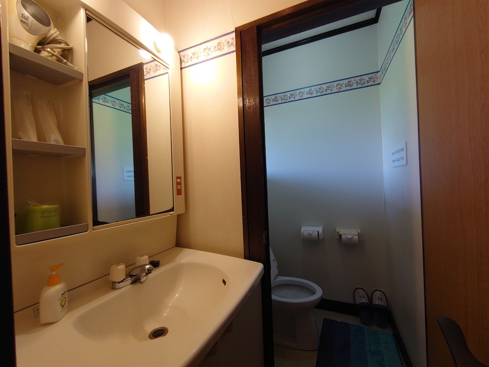 和室8畳 共用バスルーム 客室7 | 蓮輪イン