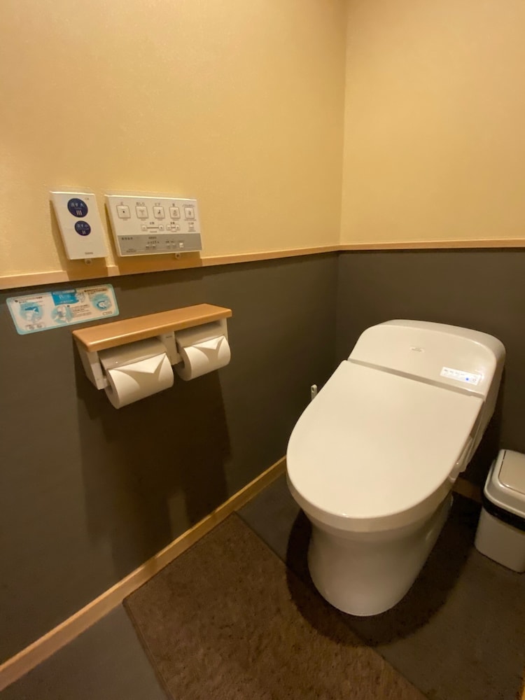 スーペリア 4 人部屋 バスルーム1 | 旅館さわや本店