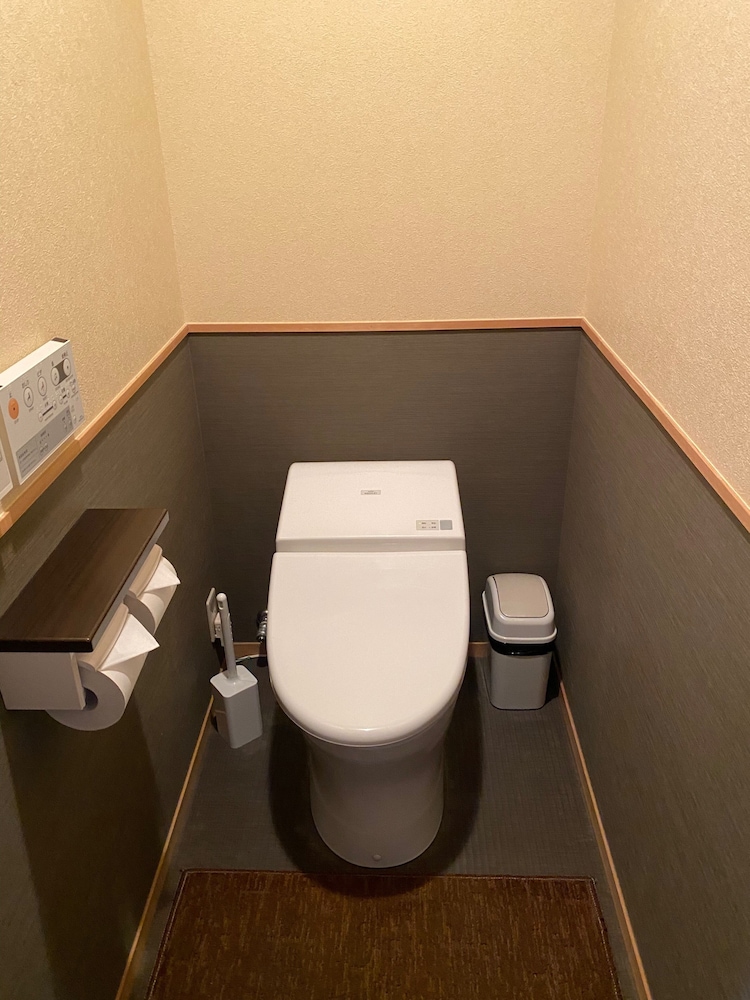 スタンダード 4 人部屋 バスルーム1 | 旅館さわや本店