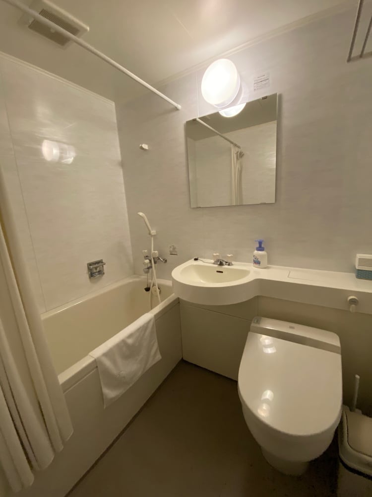 エコノミー 4 人部屋 バスルーム0 | 旅館さわや本店