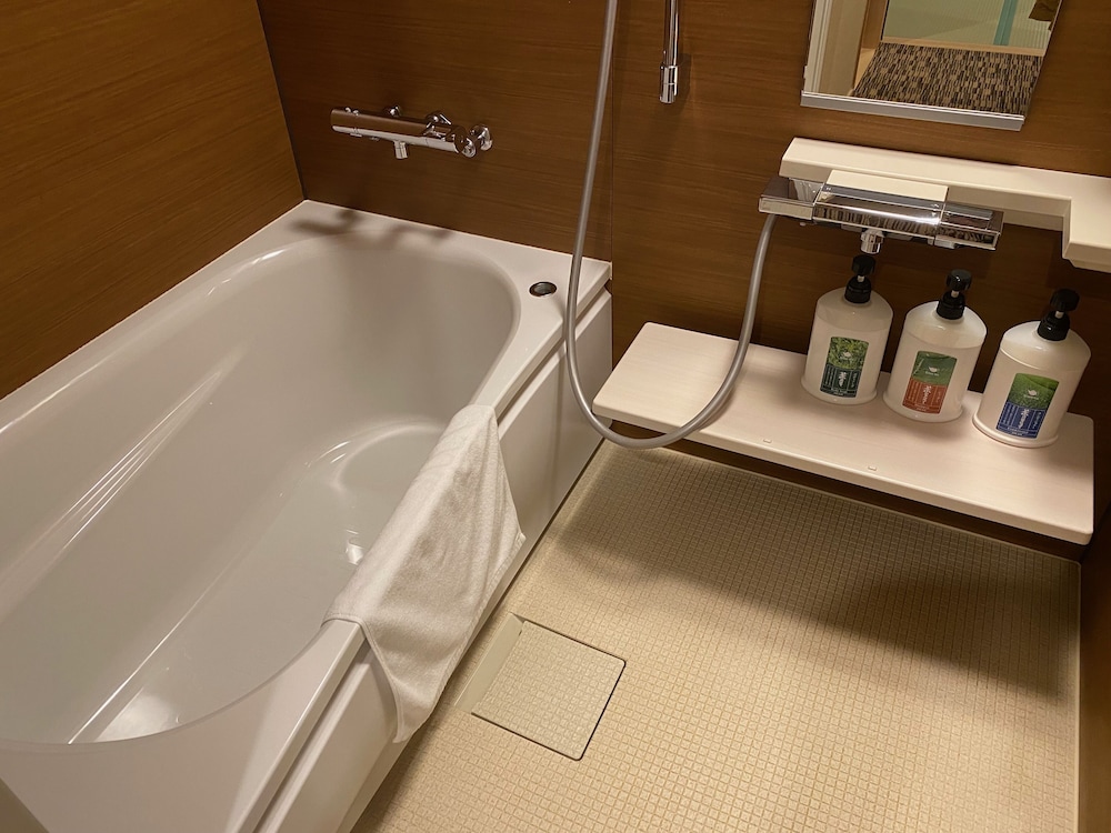 スーペリア 4 人部屋 バスルーム0 | 旅館さわや本店