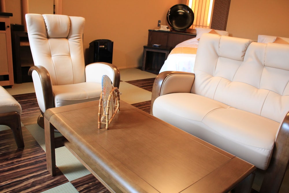 ツインルーム 2 ベッドルーム 禁煙 専用バスルーム リビング エリア1 | 旅館 神仙